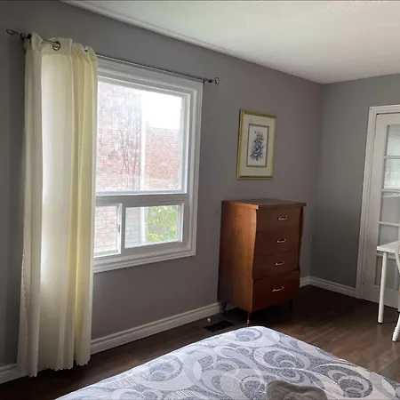 Bhf Near College & Hosp Self-Service Check-In So Fast Net Free Parking In Barrie Exterior photo