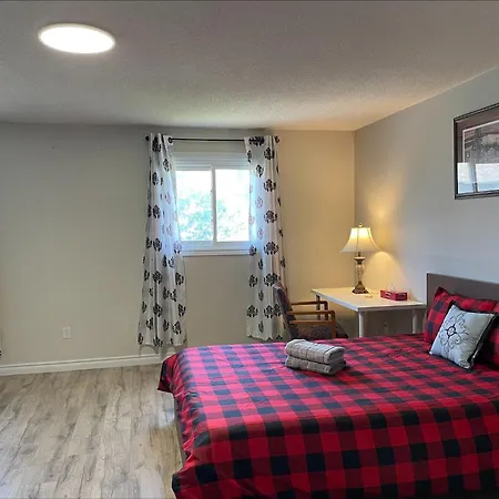 Bhf Near College & Hosp Self-Service Check-In So Fast Net Free Parking In Barrie Exterior photo