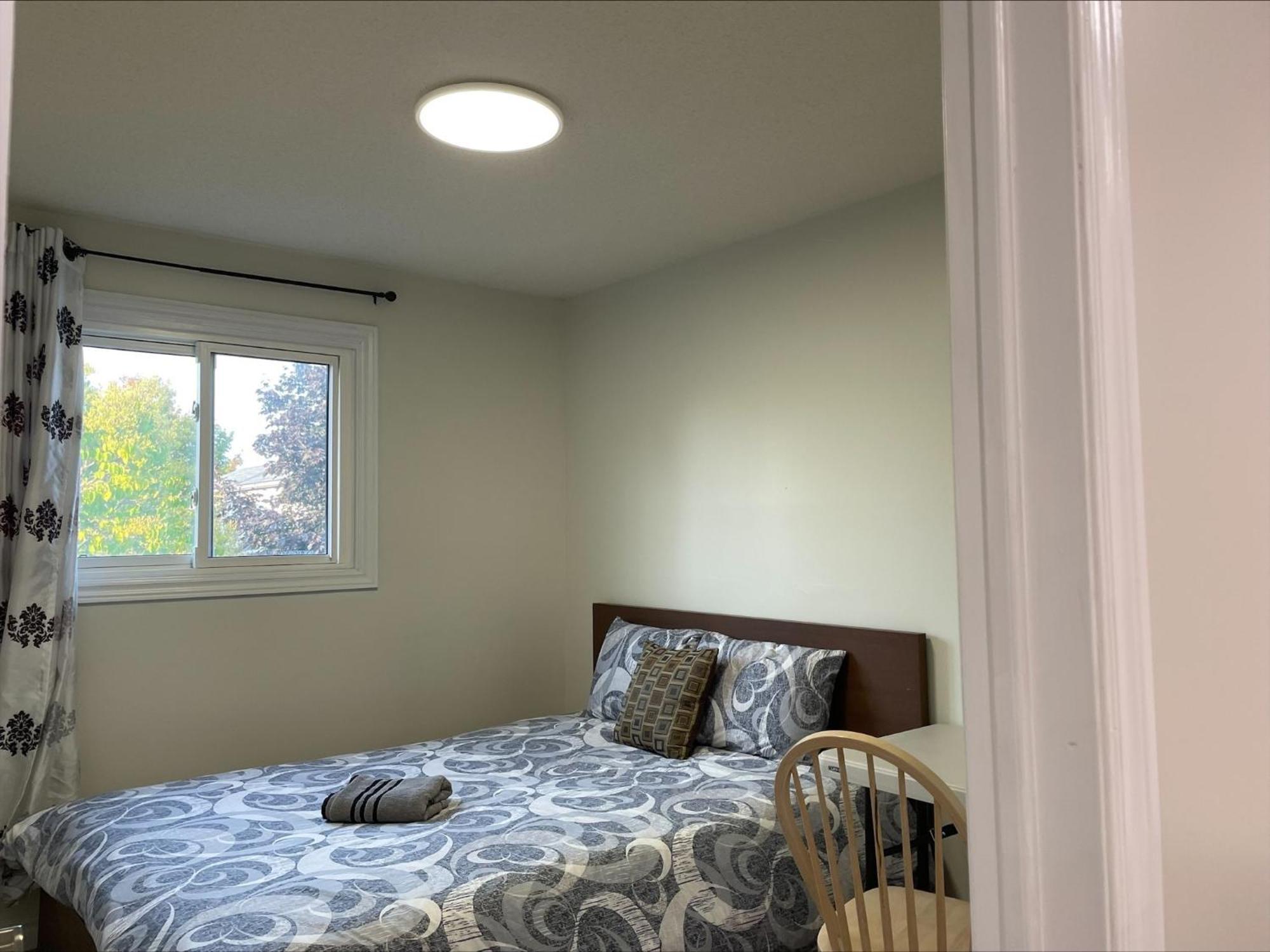 Bhf Near College & Hosp Self-service Check-in So Fast Net Free Parking In Homestay Barrie